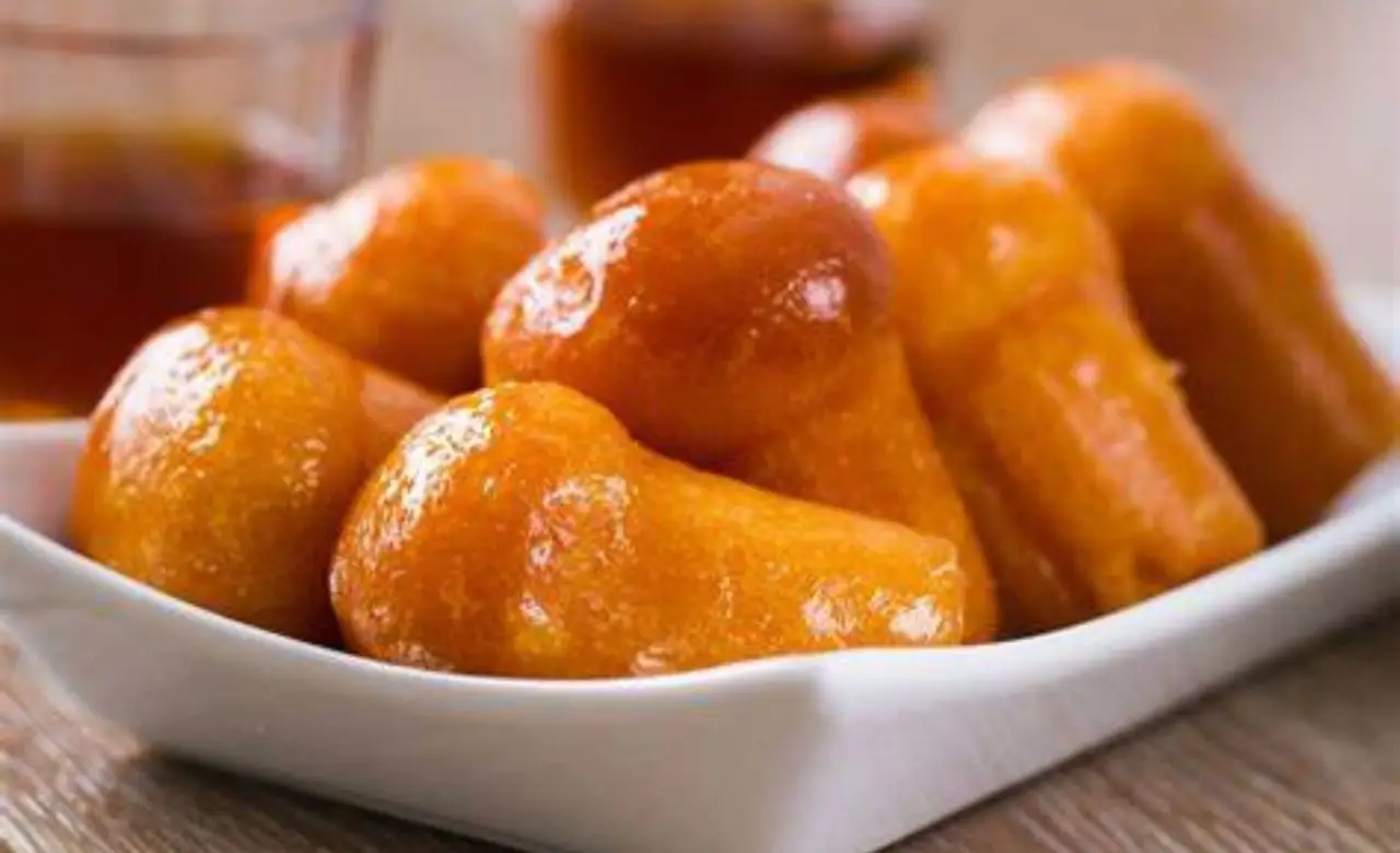 Il segreto dei pasticceri per un babà napoletano alto, soffice e inzuppato perfettamente